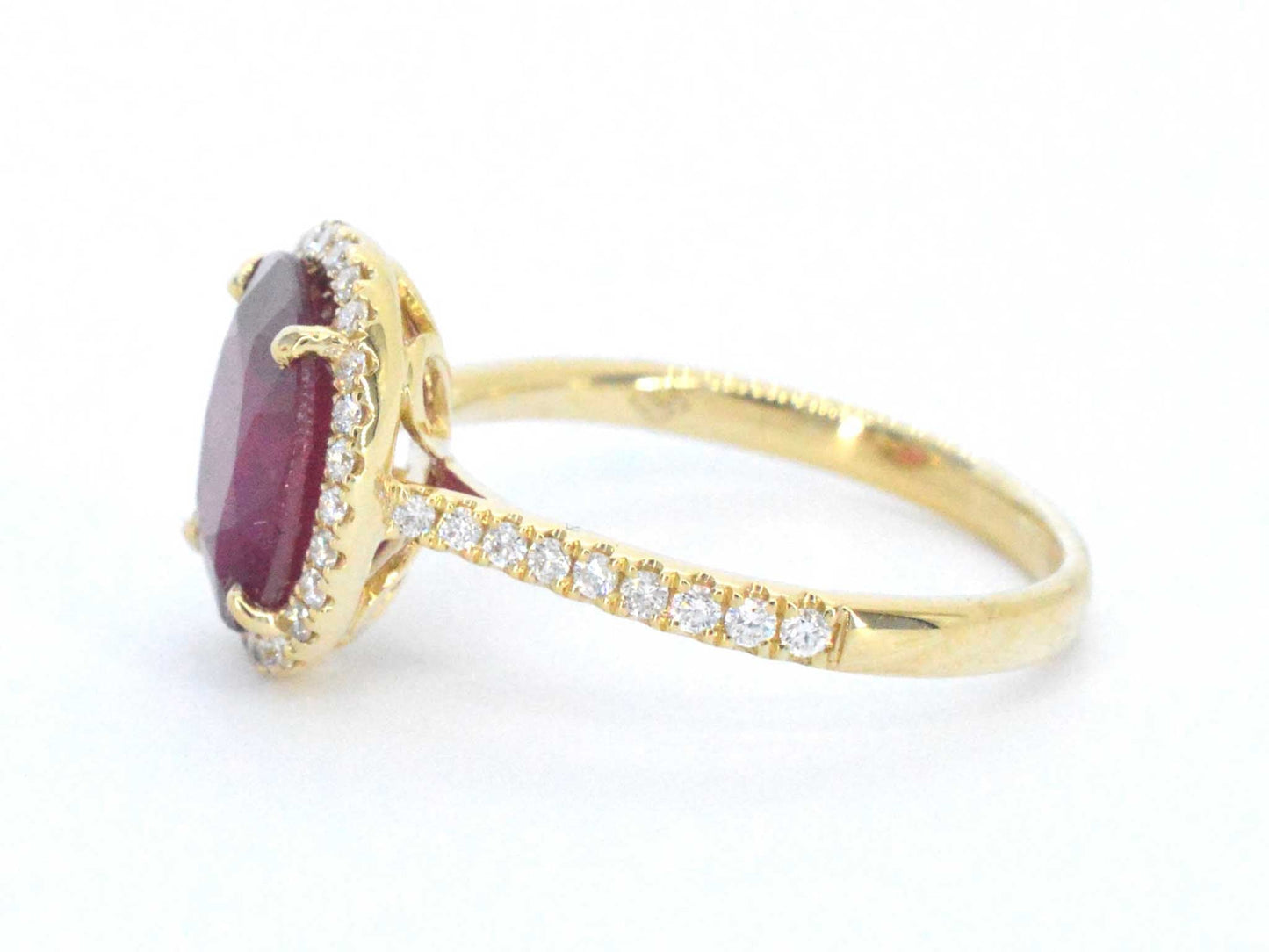 Gouden entourage ring met diamanten en robijn