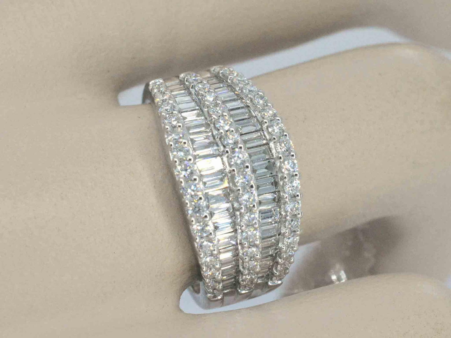 Witgouden ring met briljant en baguettes diamanten