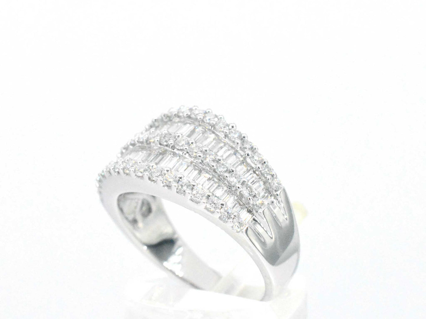 Witgouden ring met briljant en baguettes diamanten