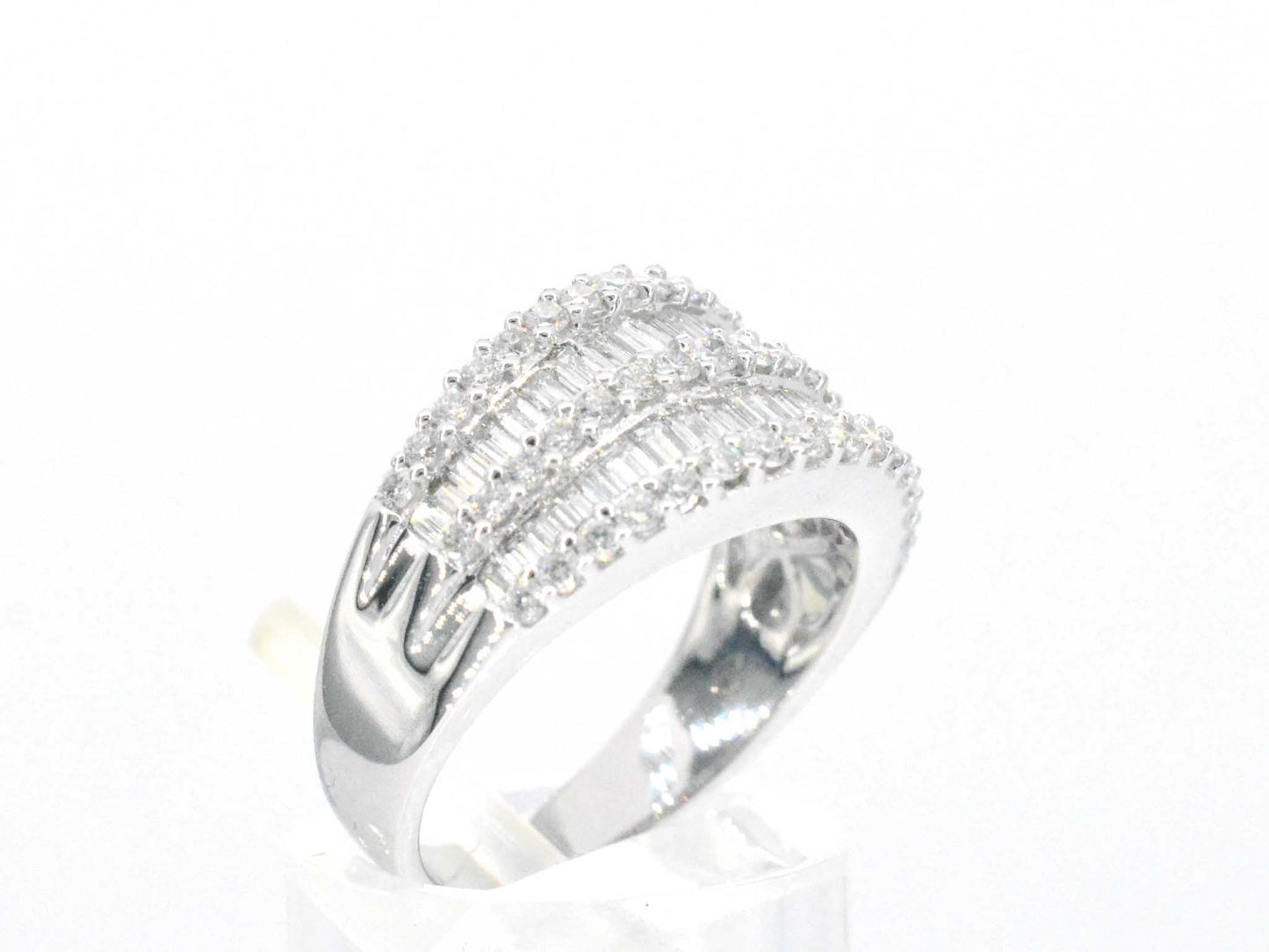 Witgouden ring met briljant en baguettes diamanten