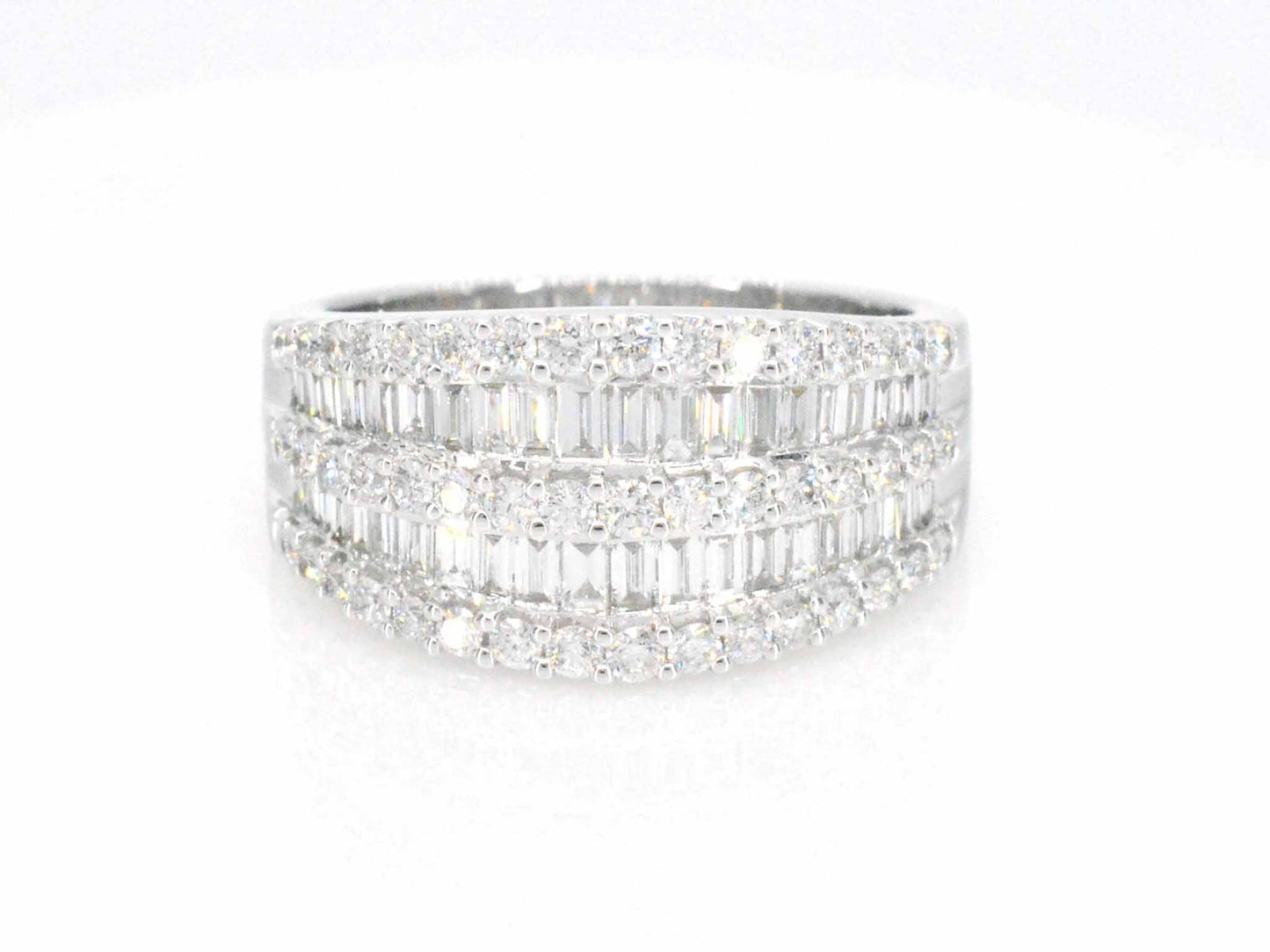 Witgouden ring met briljant en baguettes diamanten