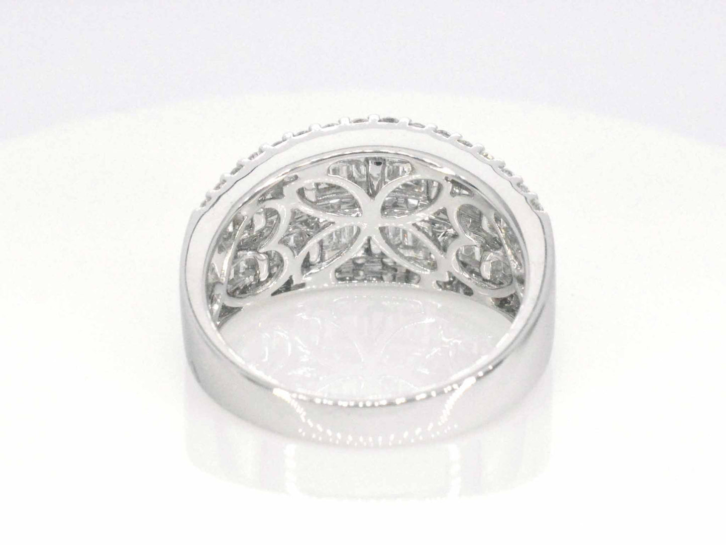 Witgouden ring met briljant en baguettes diamanten