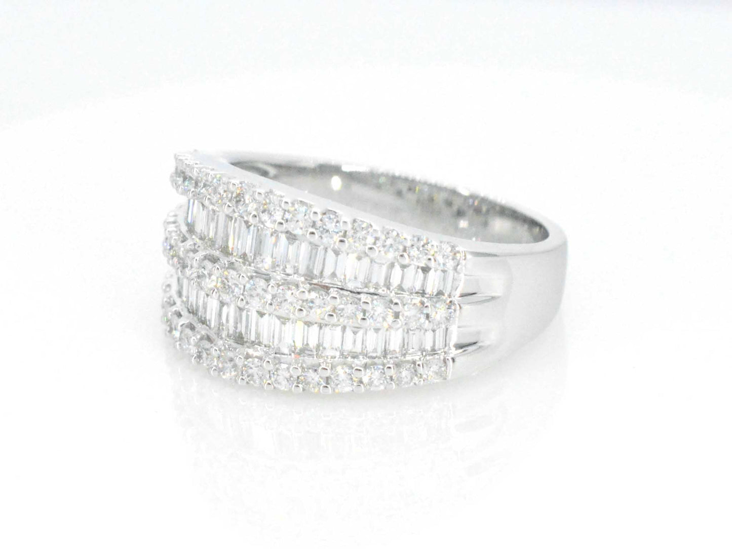 Witgouden ring met briljant en baguettes diamanten
