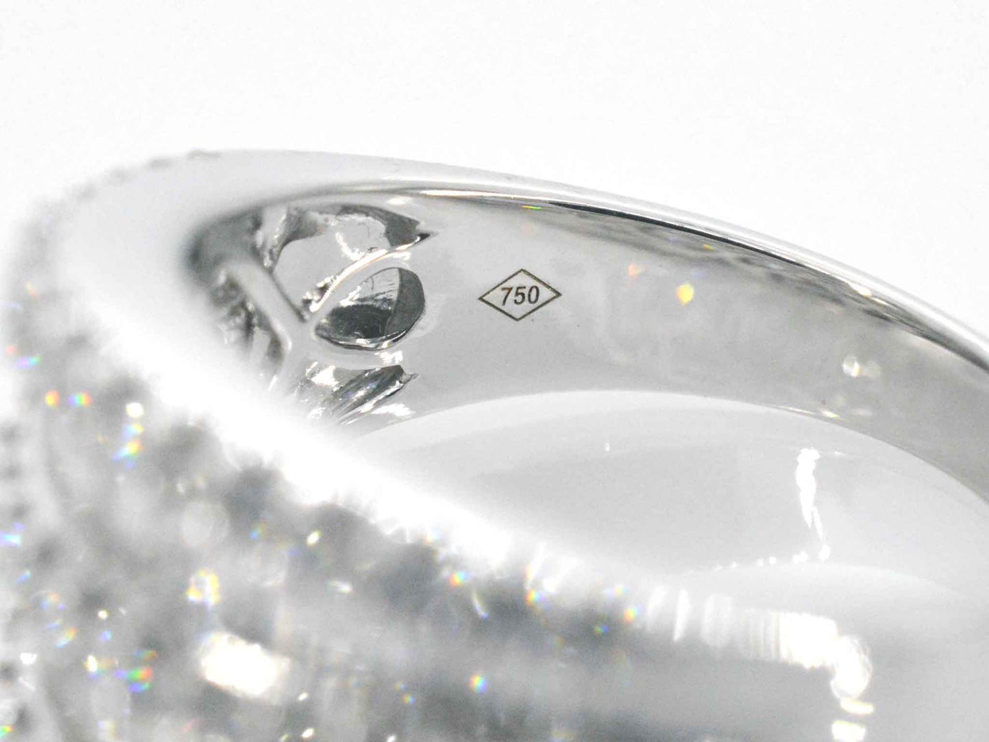 White gold ring with brilliant and baguette diamonds