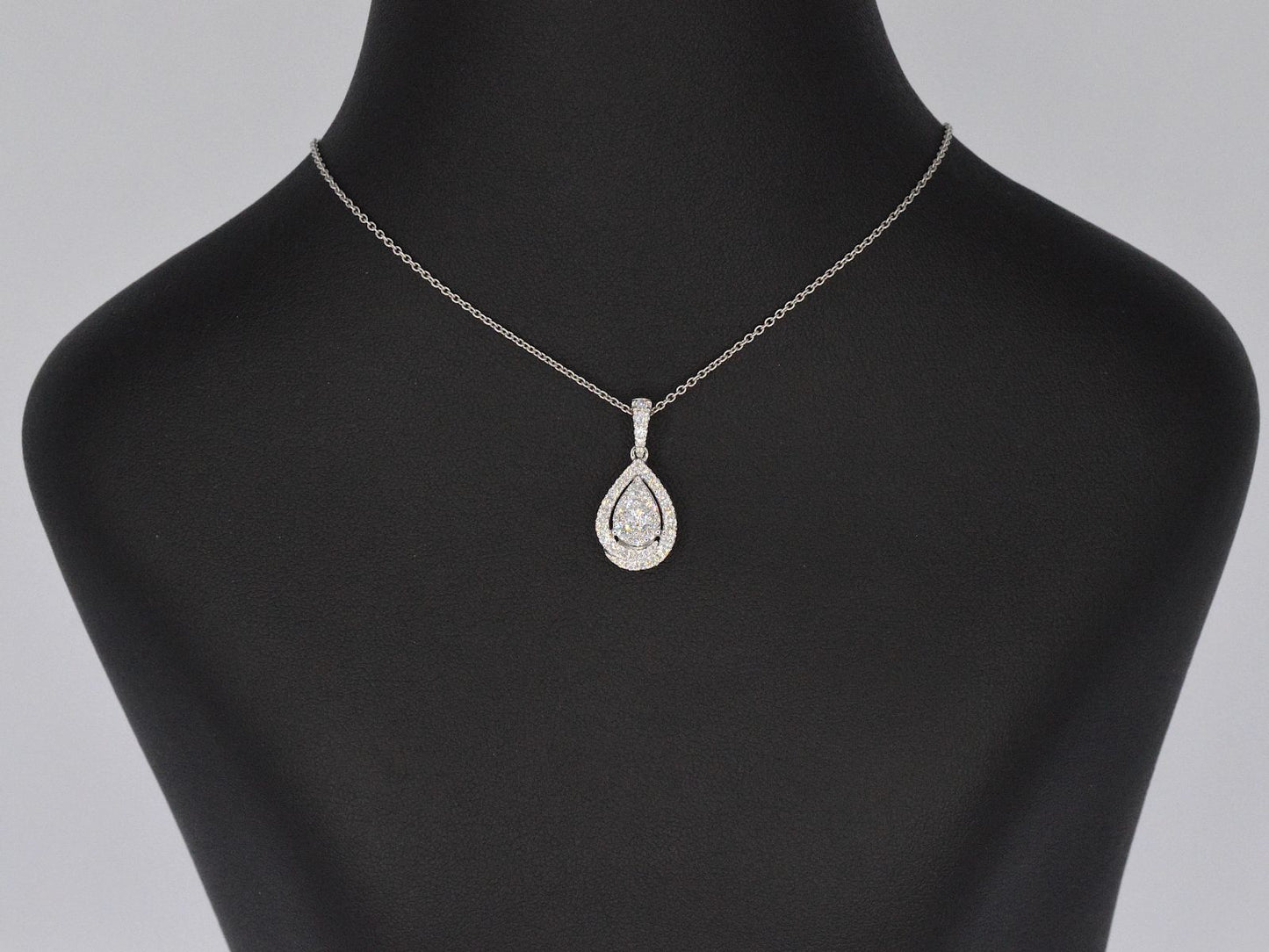 Witgouden hanger met diamanten pear shape