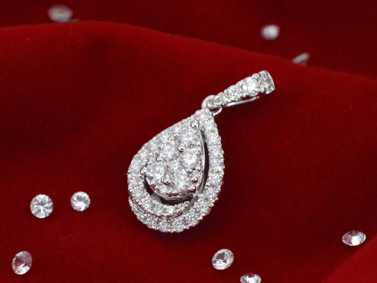 Witgouden hanger met diamanten pear shape