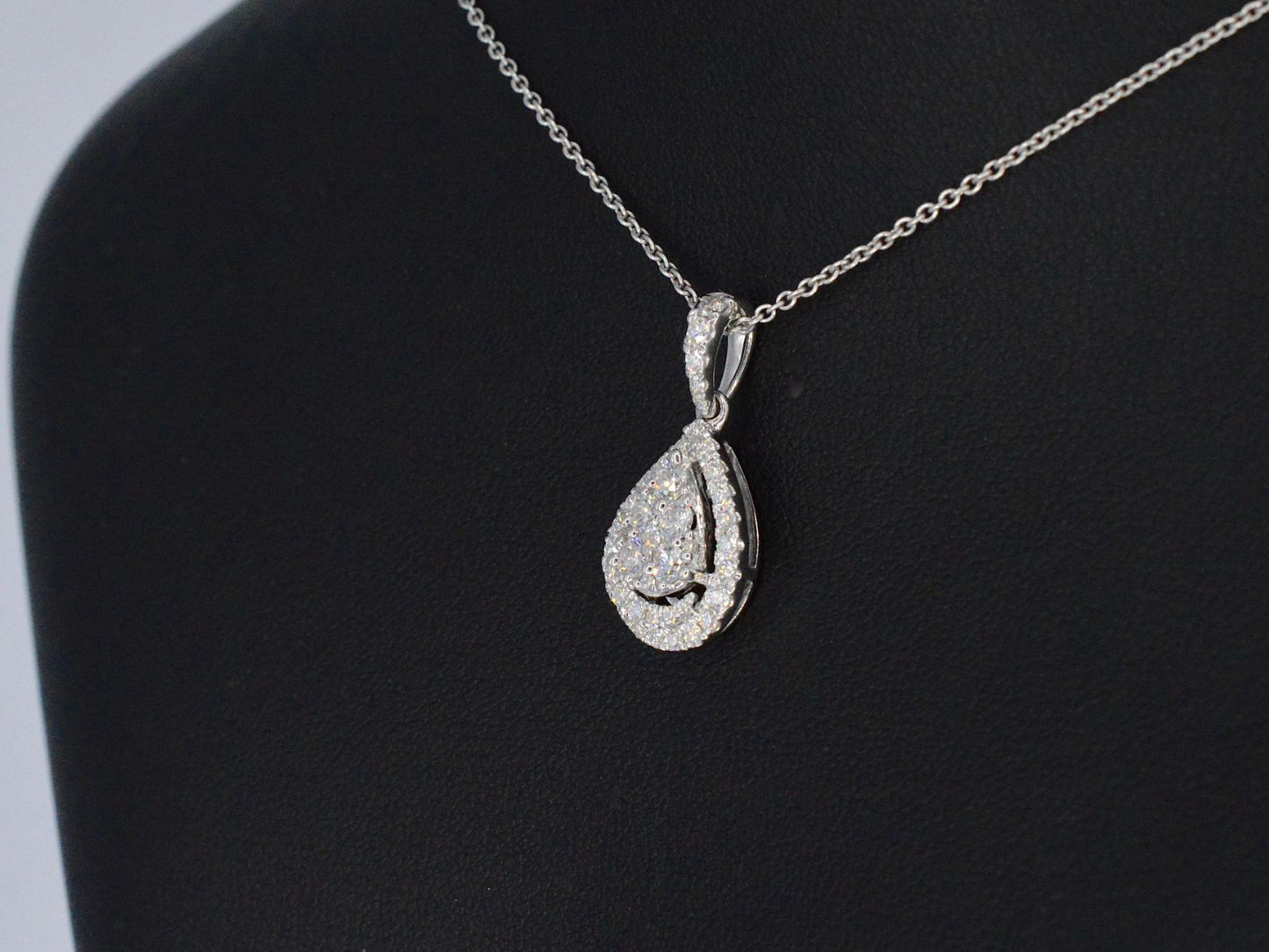 Witgouden hanger met diamanten pear shape