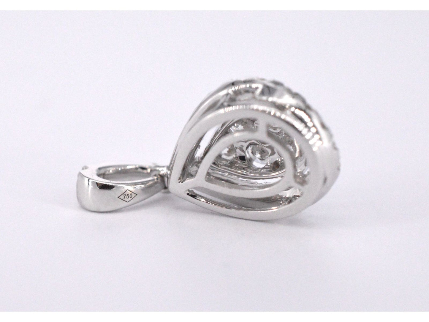 Witgouden hanger met diamanten pear shape