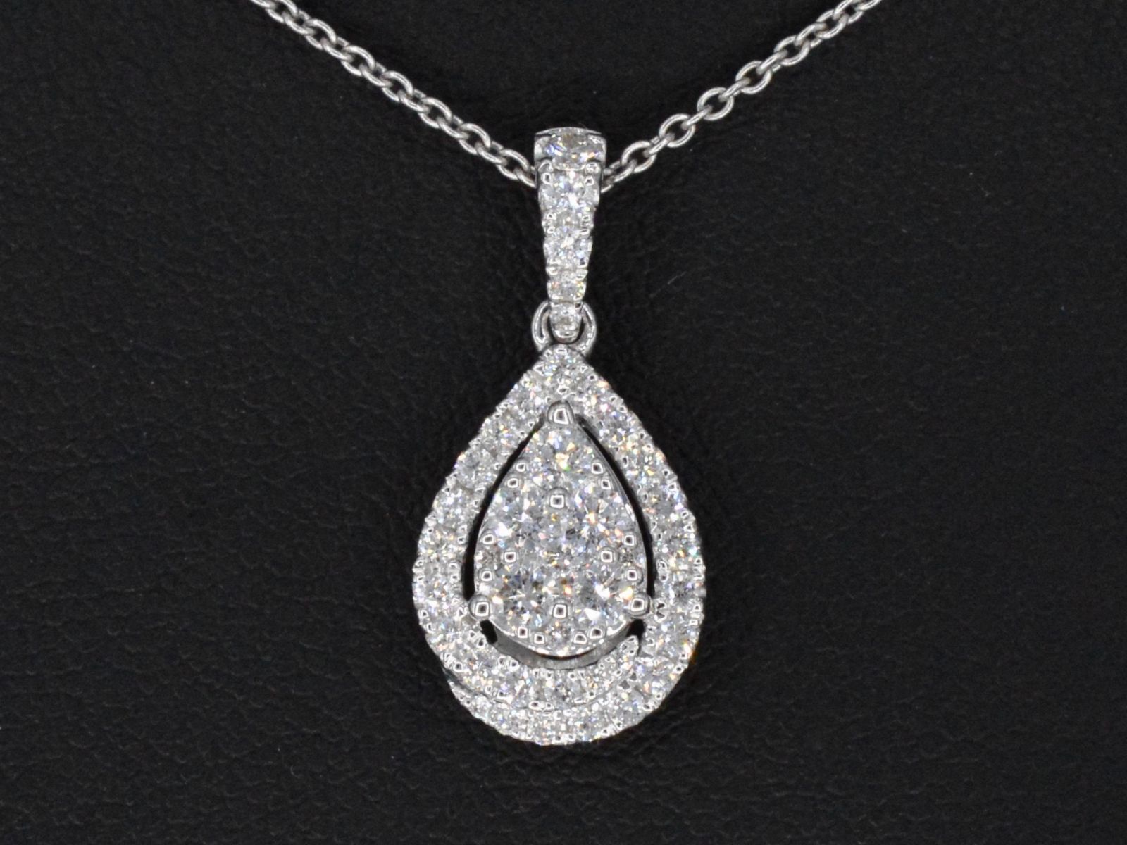 Witgouden hanger met diamanten pear shape