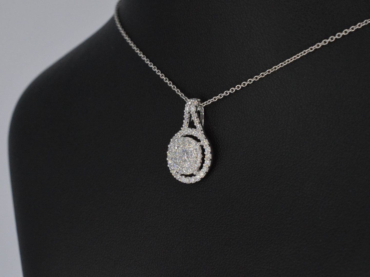 Witgouden hanger bezaaid met diamanten