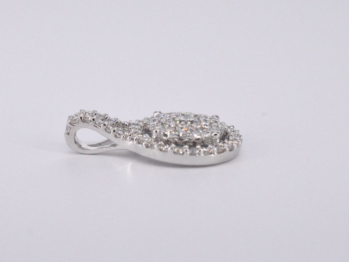 Witgouden hanger bezaaid met diamanten