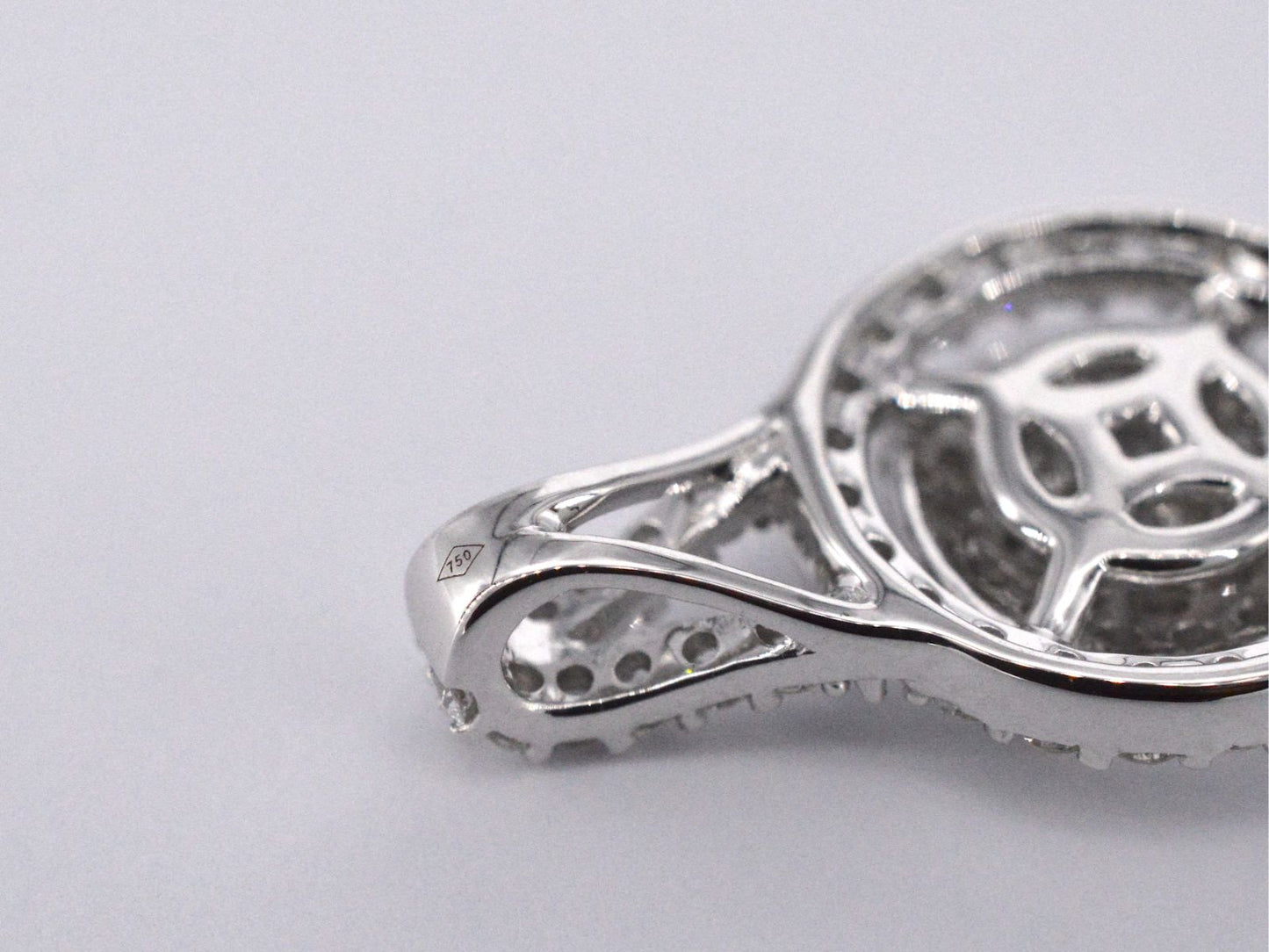 Witgouden hanger bezaaid met diamanten