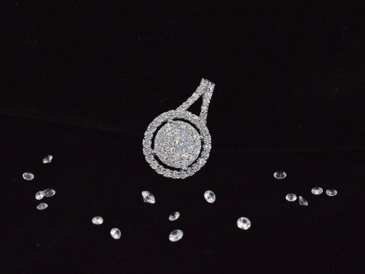 Witgouden hanger bezaaid met diamanten