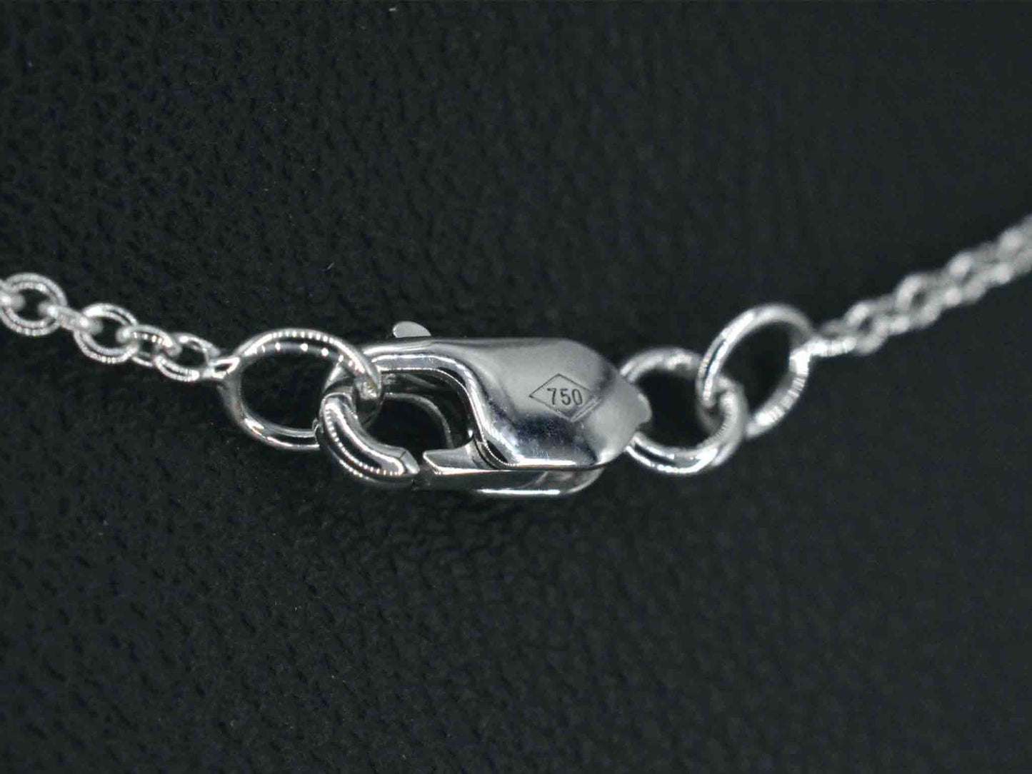 Witgouden ketting en hanger bezet met briljant geslepen diamant