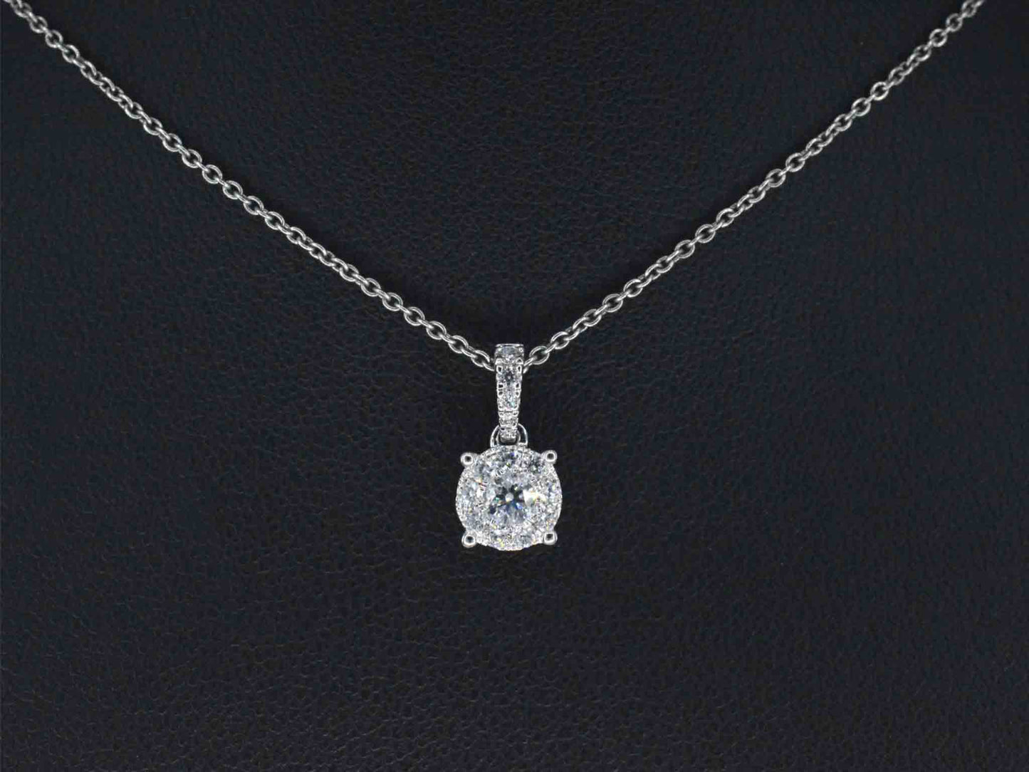 Witgouden entourage hanger met briljant geslepen diamanten