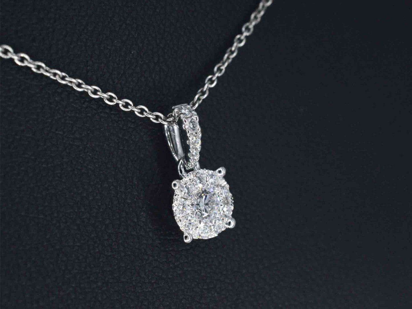 Witgouden entourage hanger met briljant geslepen diamanten