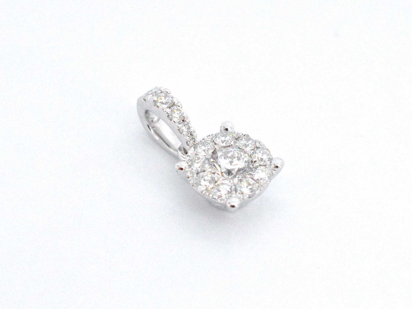 Witgouden entourage hanger met briljant geslepen diamanten