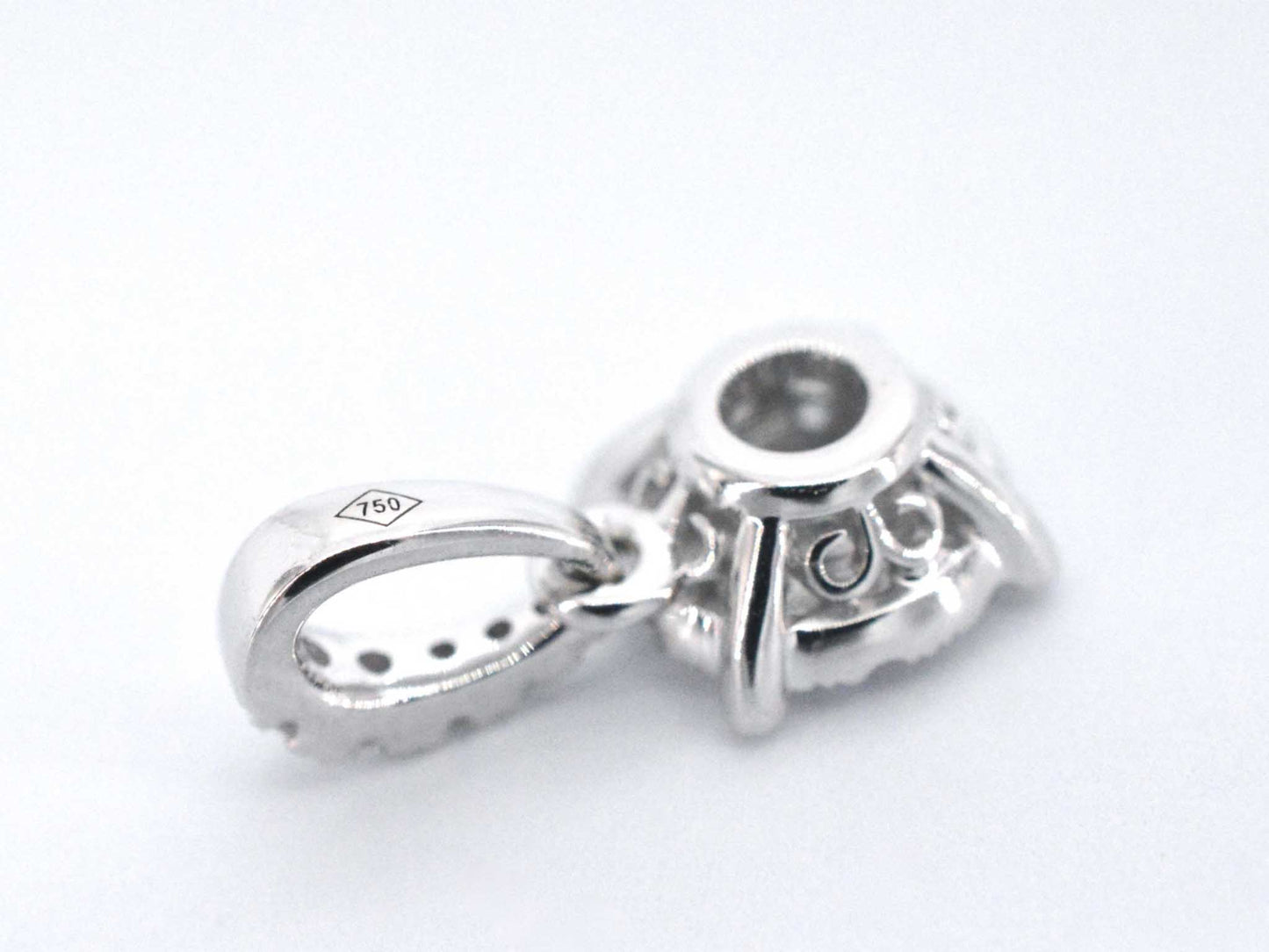 Witgouden entourage hanger met briljant geslepen diamanten