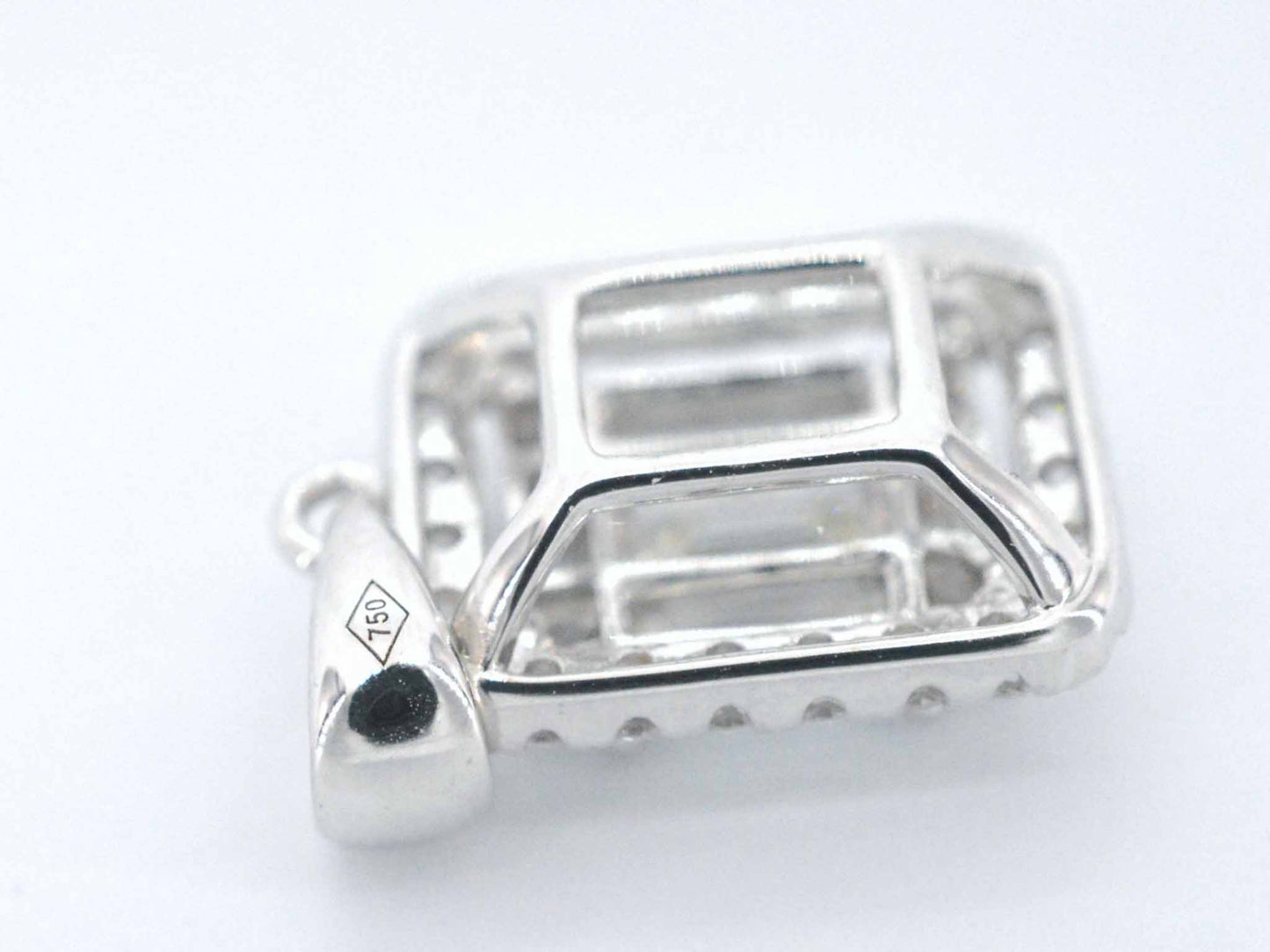 Witgouden hanger met diamanten en emerald shape in het midden