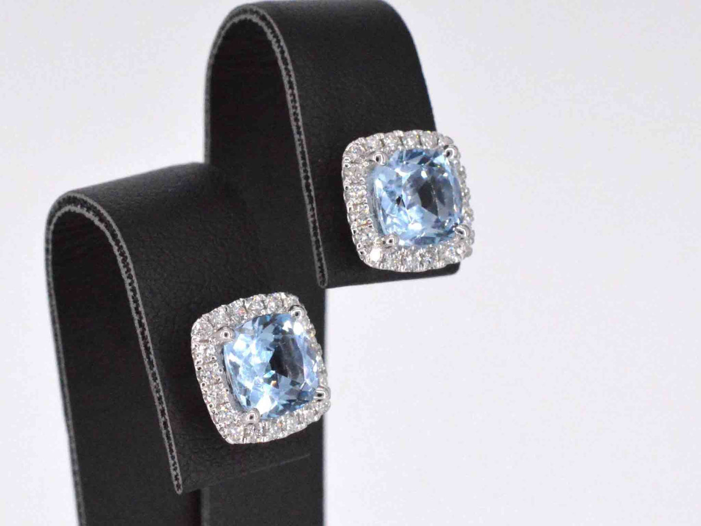 Witgouden entourage oorbellen met grote topazen en diamanten