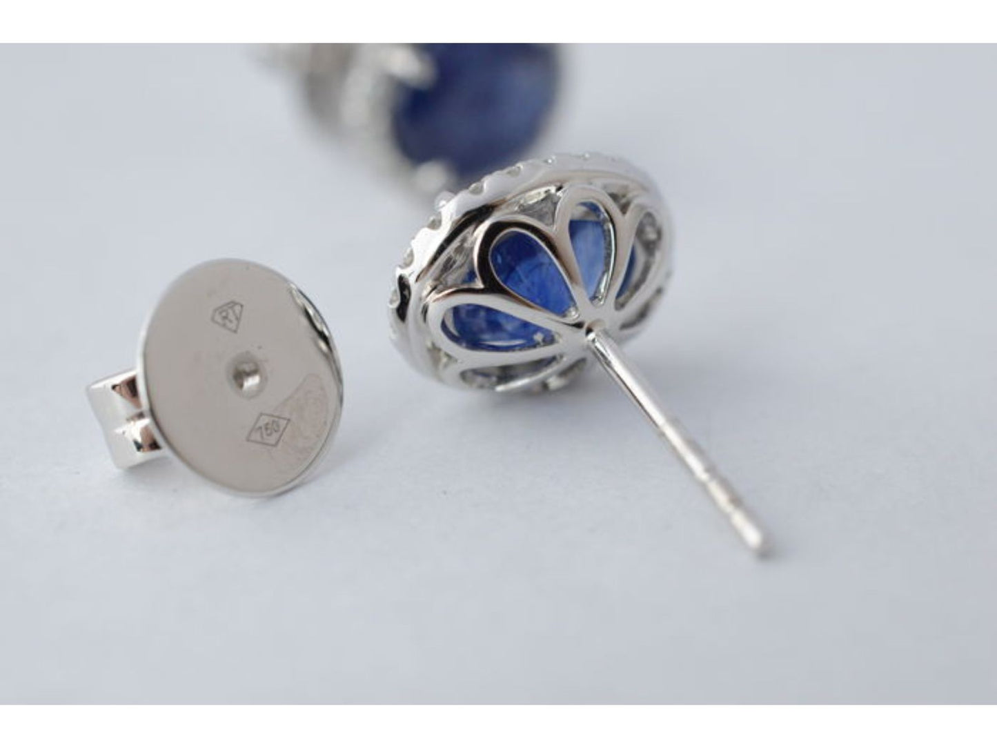 Witgouden entourage oorbellen met diamanten en saffier