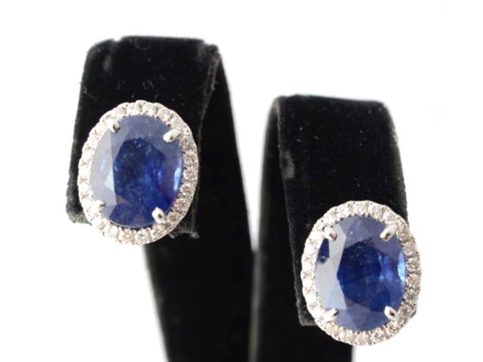 Witgouden entourage oorbellen met diamanten en saffier