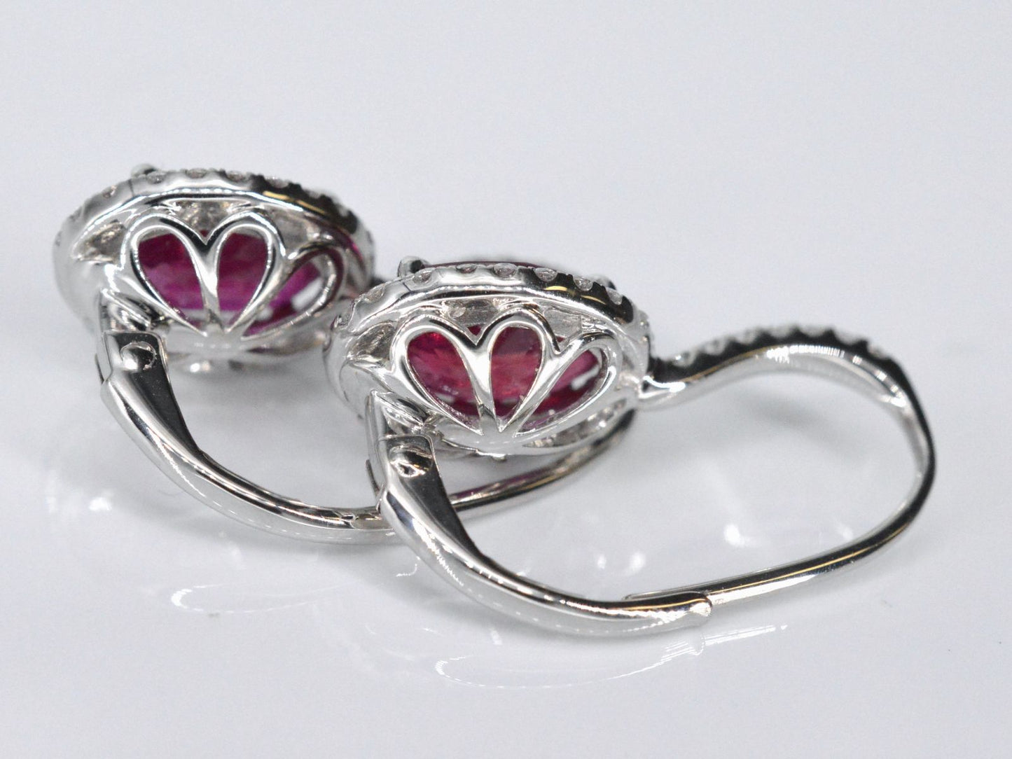 Witgouden entourage oorbellen met diamanten en robijn 1133-4