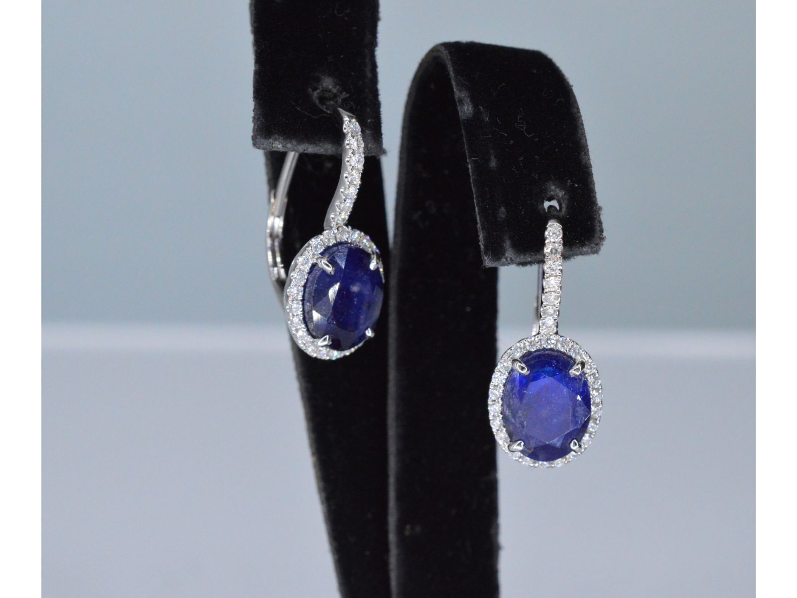 Witgouden entourage oorbellen met diamanten en saffier 1134-1