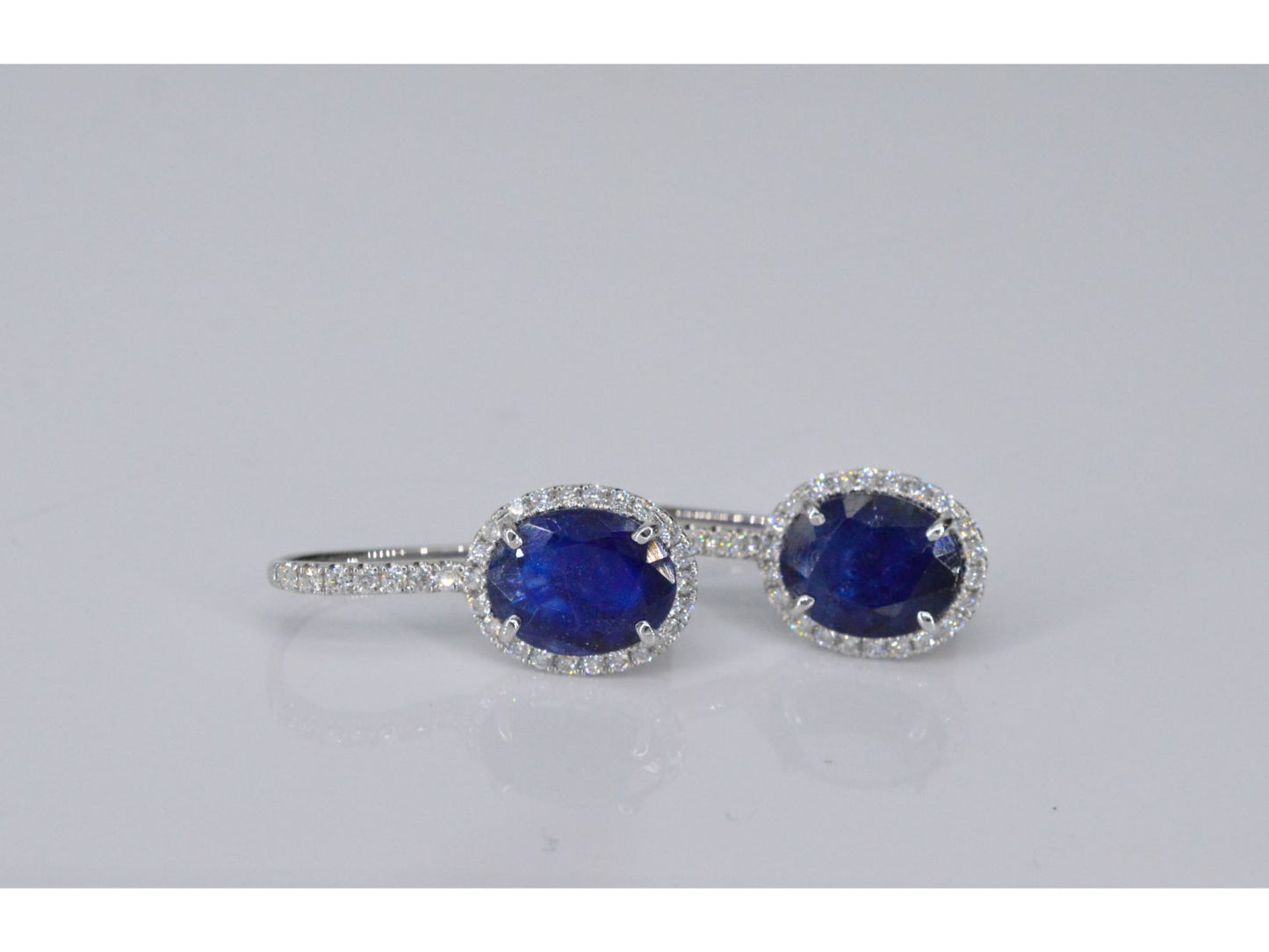 Witgouden entourage oorbellen met diamanten en saffier 1134-3