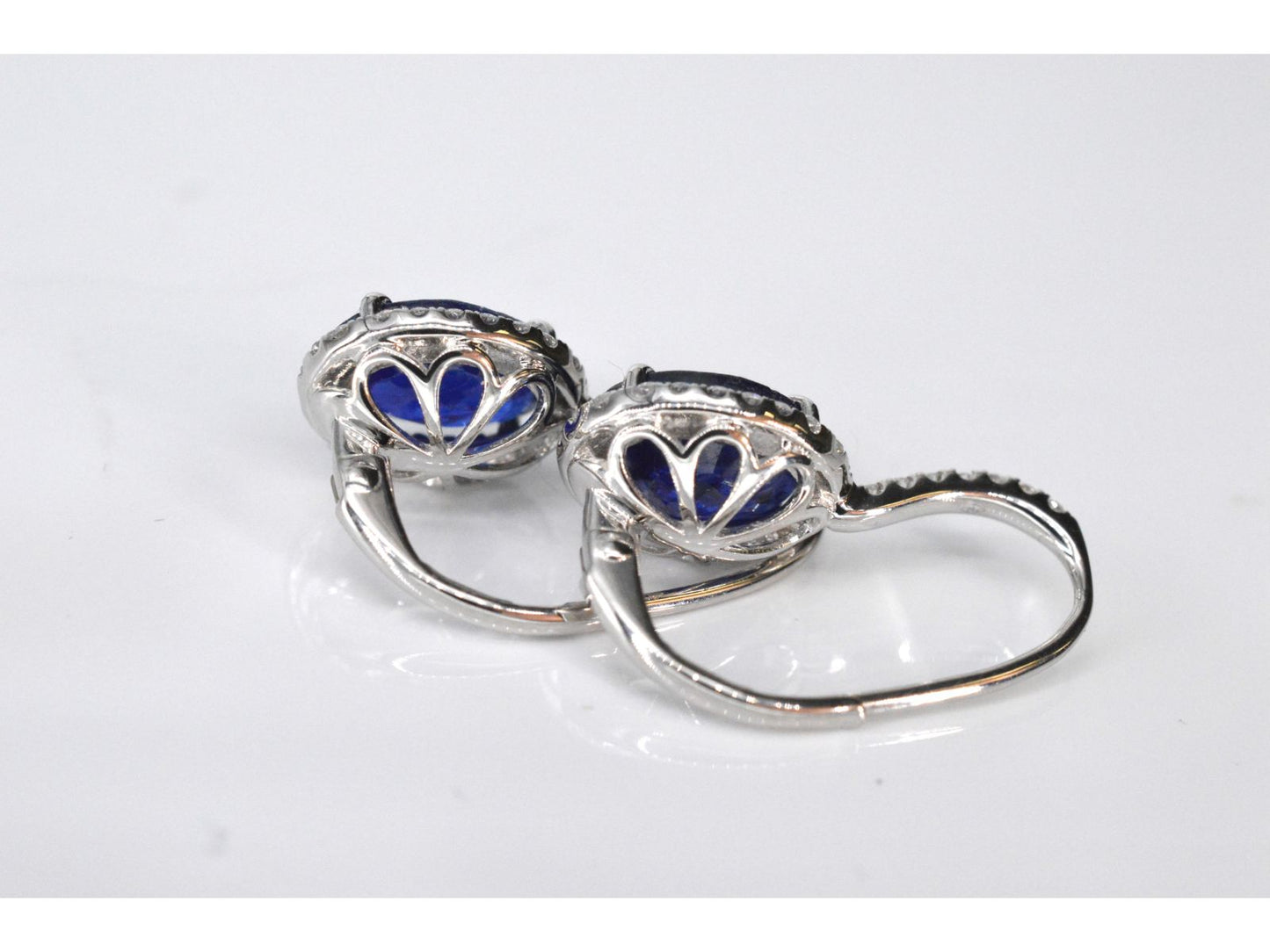 Witgouden entourage oorbellen met diamanten en saffier 1134-4