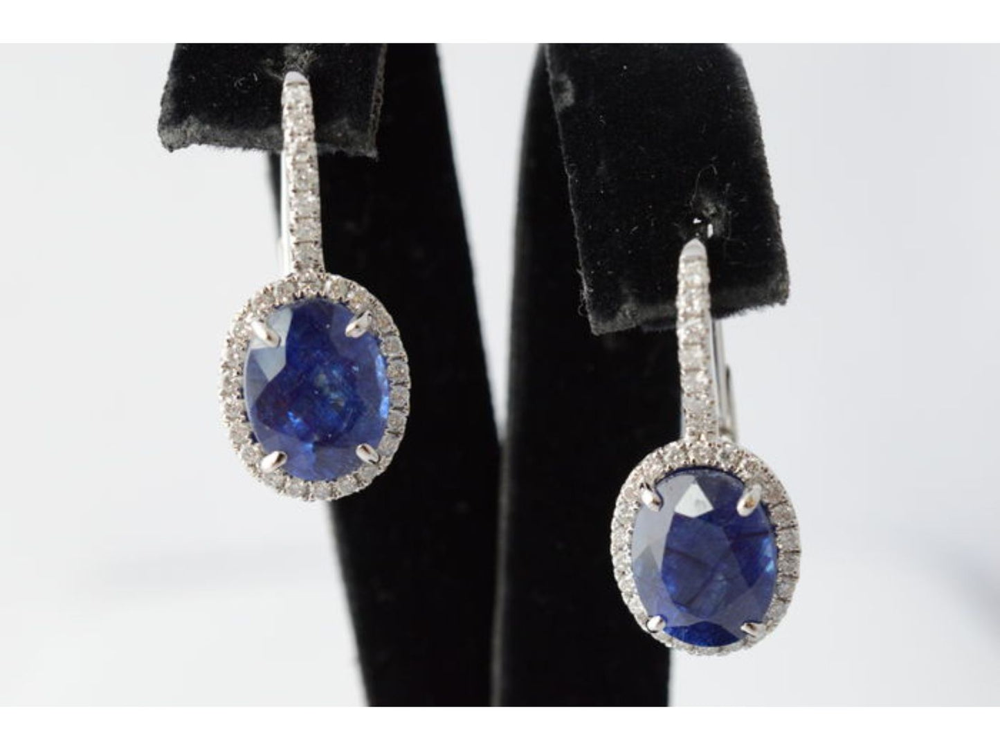 Witgouden entourage oorbellen met diamanten en saffier 1134-5