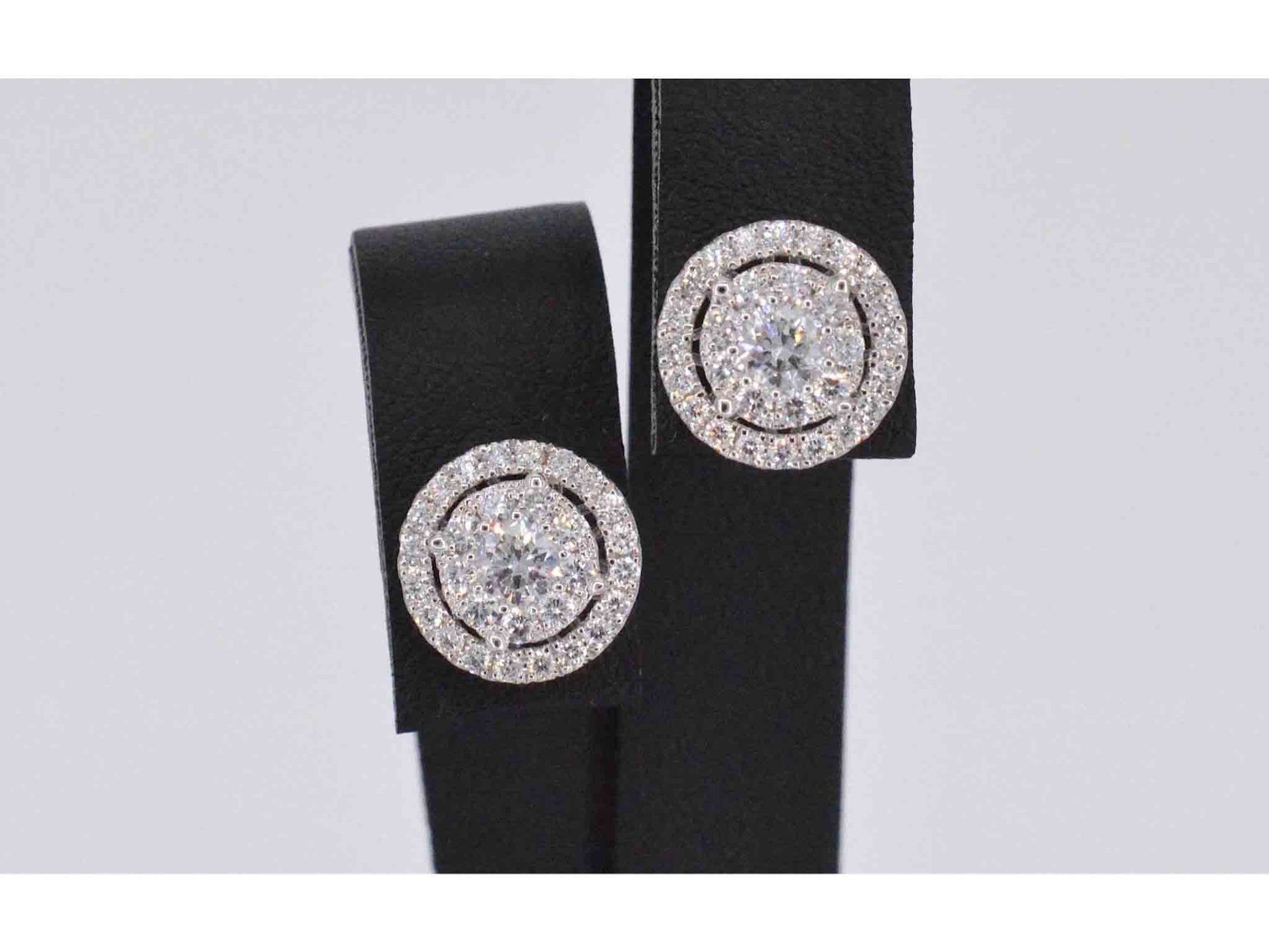 Witgouden entourage oorbellen gezet met 60 briljant geslepen diamanten