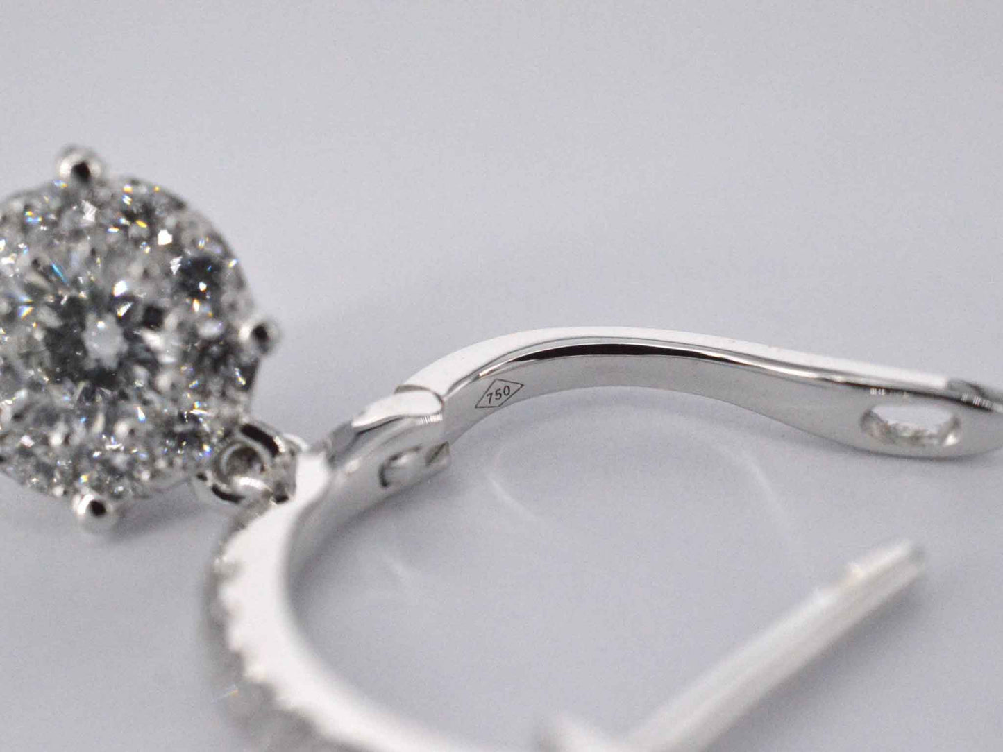 Oorbellen met briljant geslepen diamanten