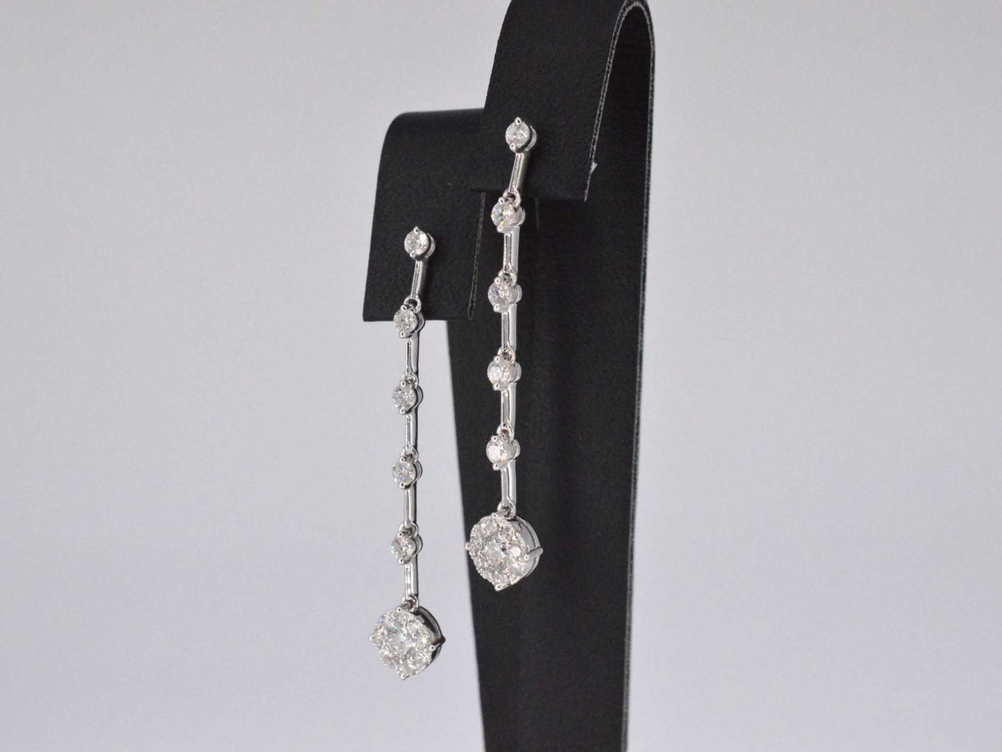 Witgouden oorhangers met diamanten
