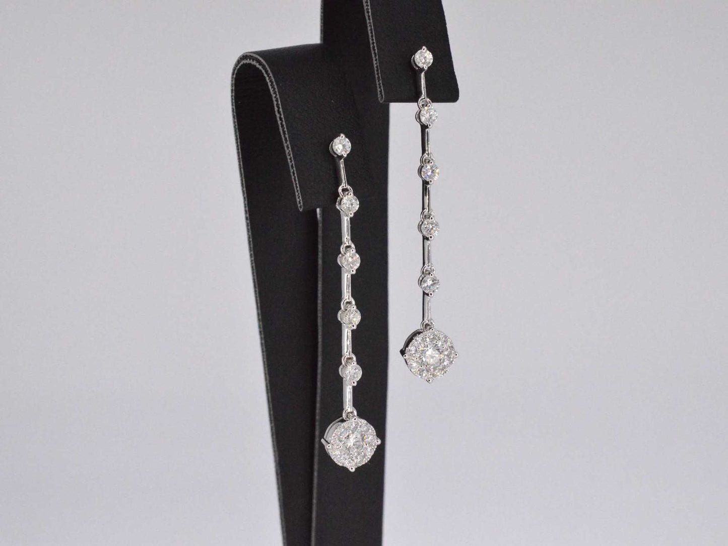 Witgouden oorhangers met diamanten