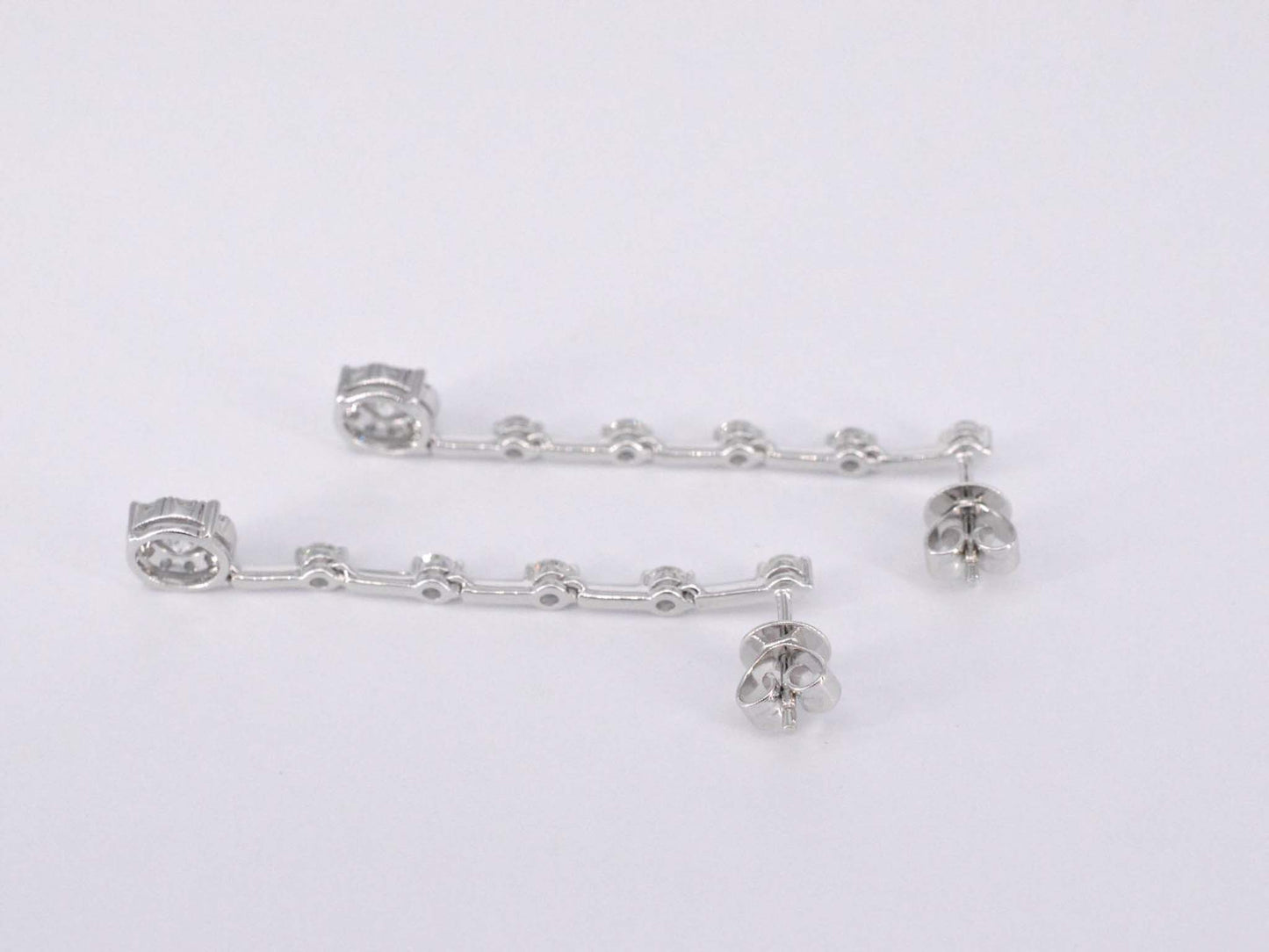 Witgouden oorhangers met diamanten