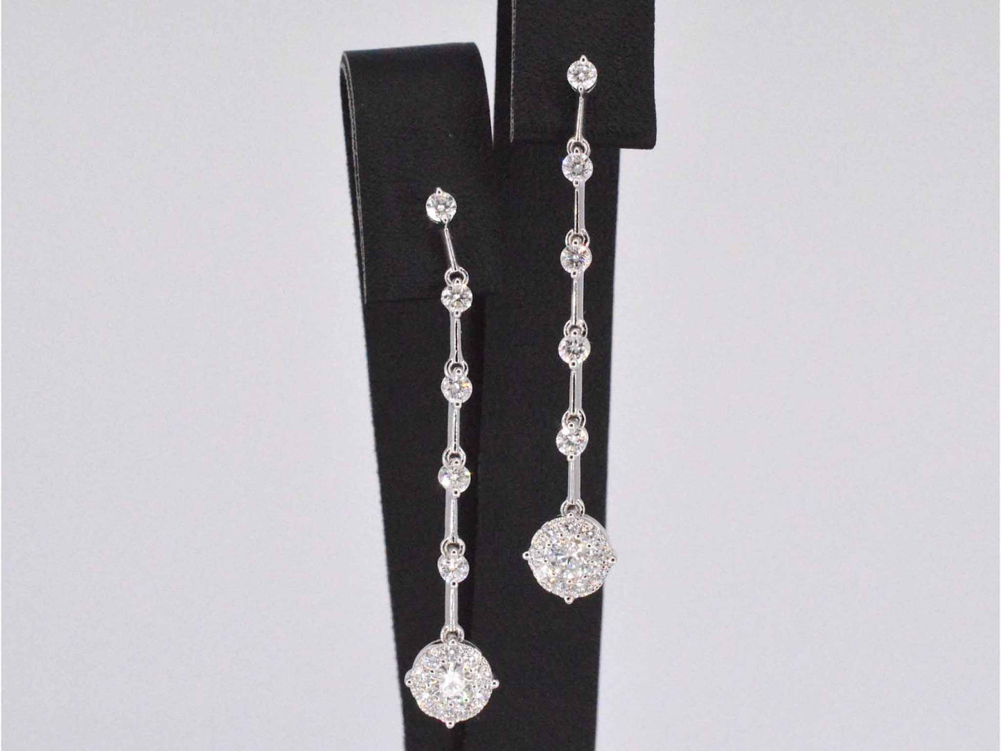 Witgouden oorhangers met diamanten