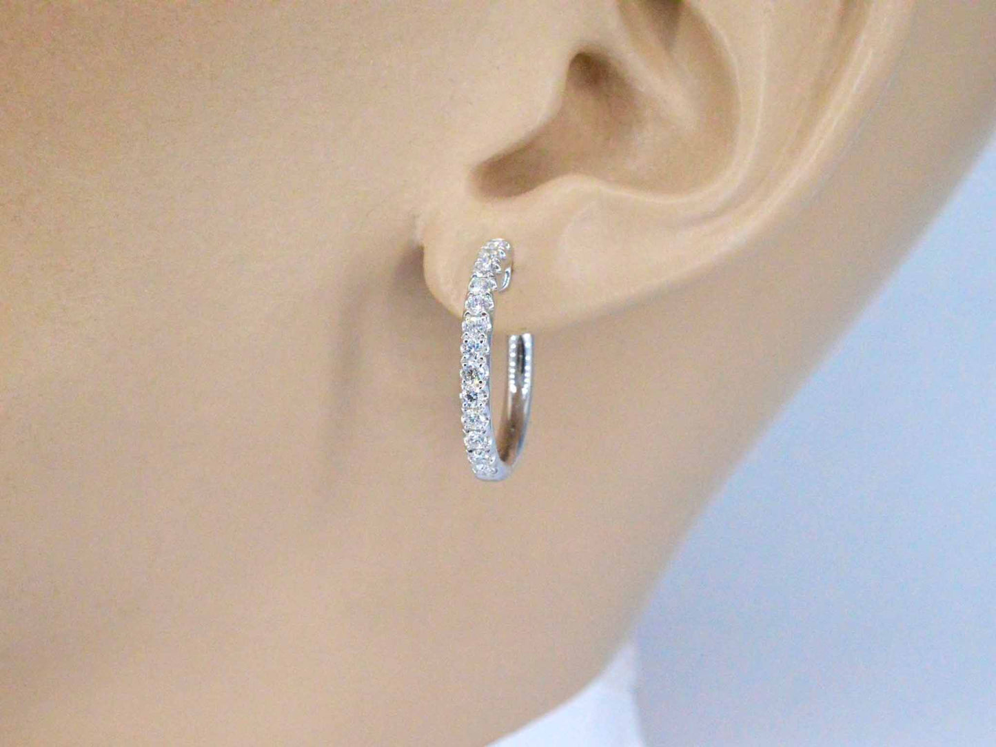 Witgouden oorhangers met 26 diamanten