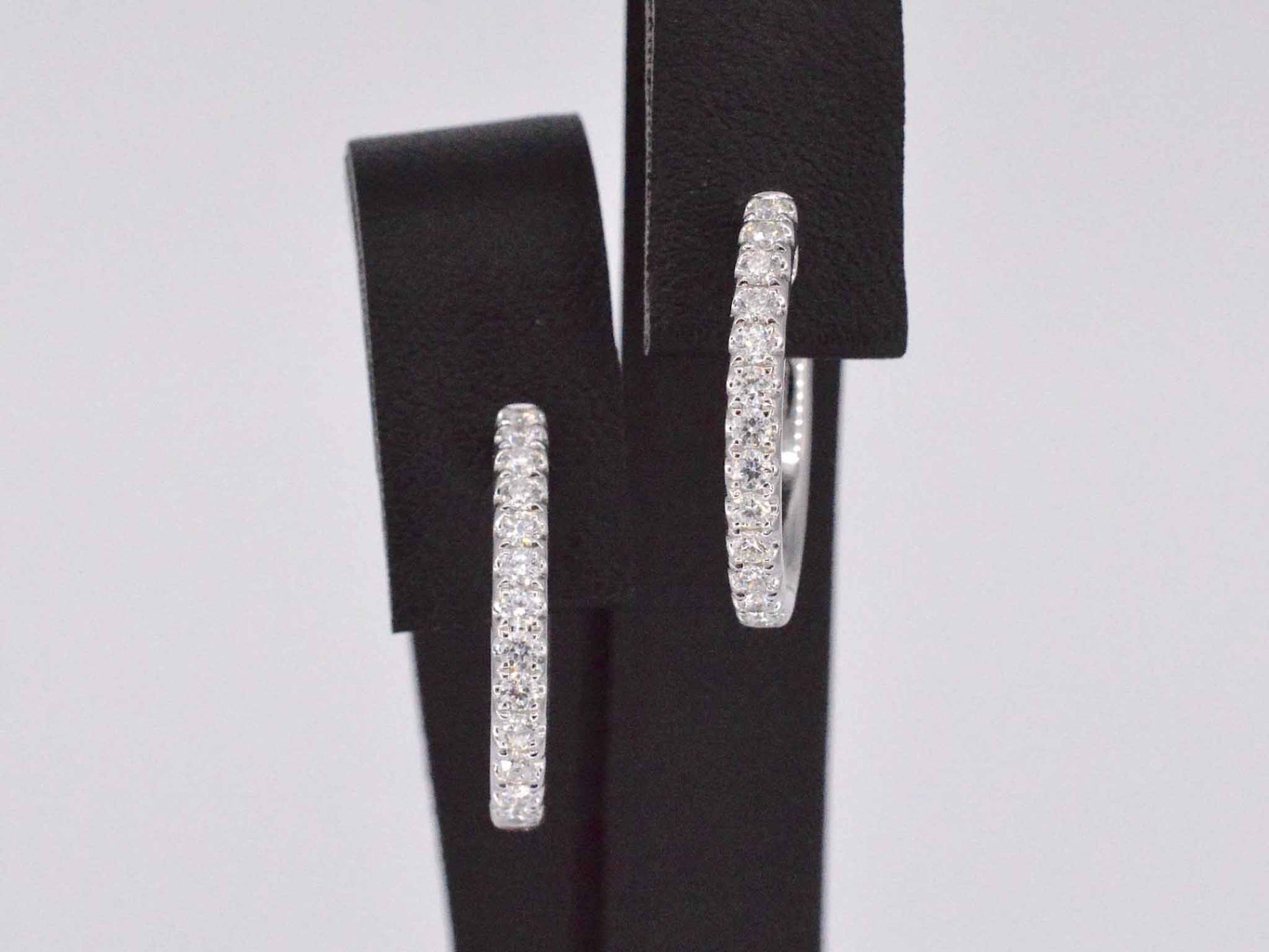 Witgouden oorhangers met 26 diamanten