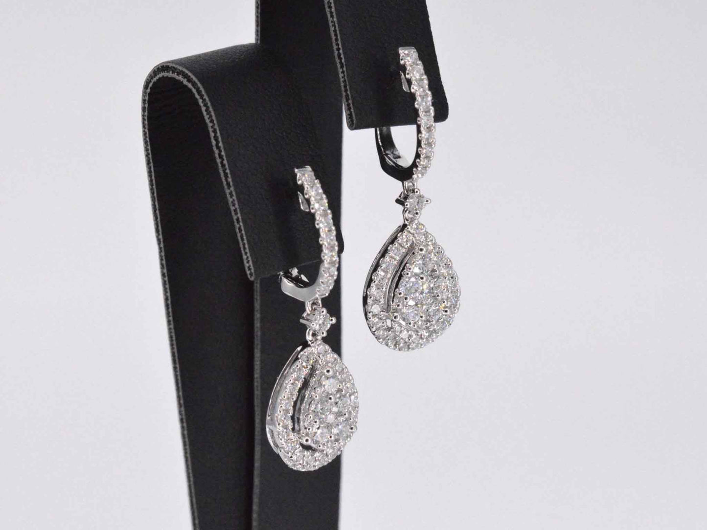 Druppelvormige oorhangers met briljant geslepen diamanten