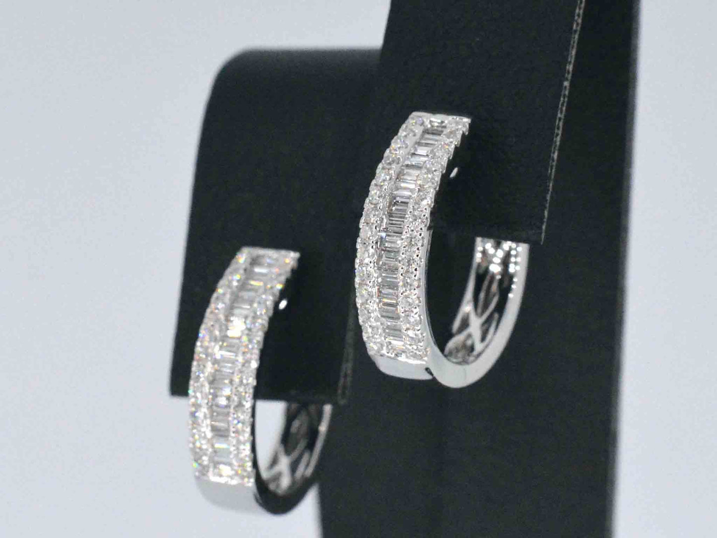 Witgouden creolen met diamanten