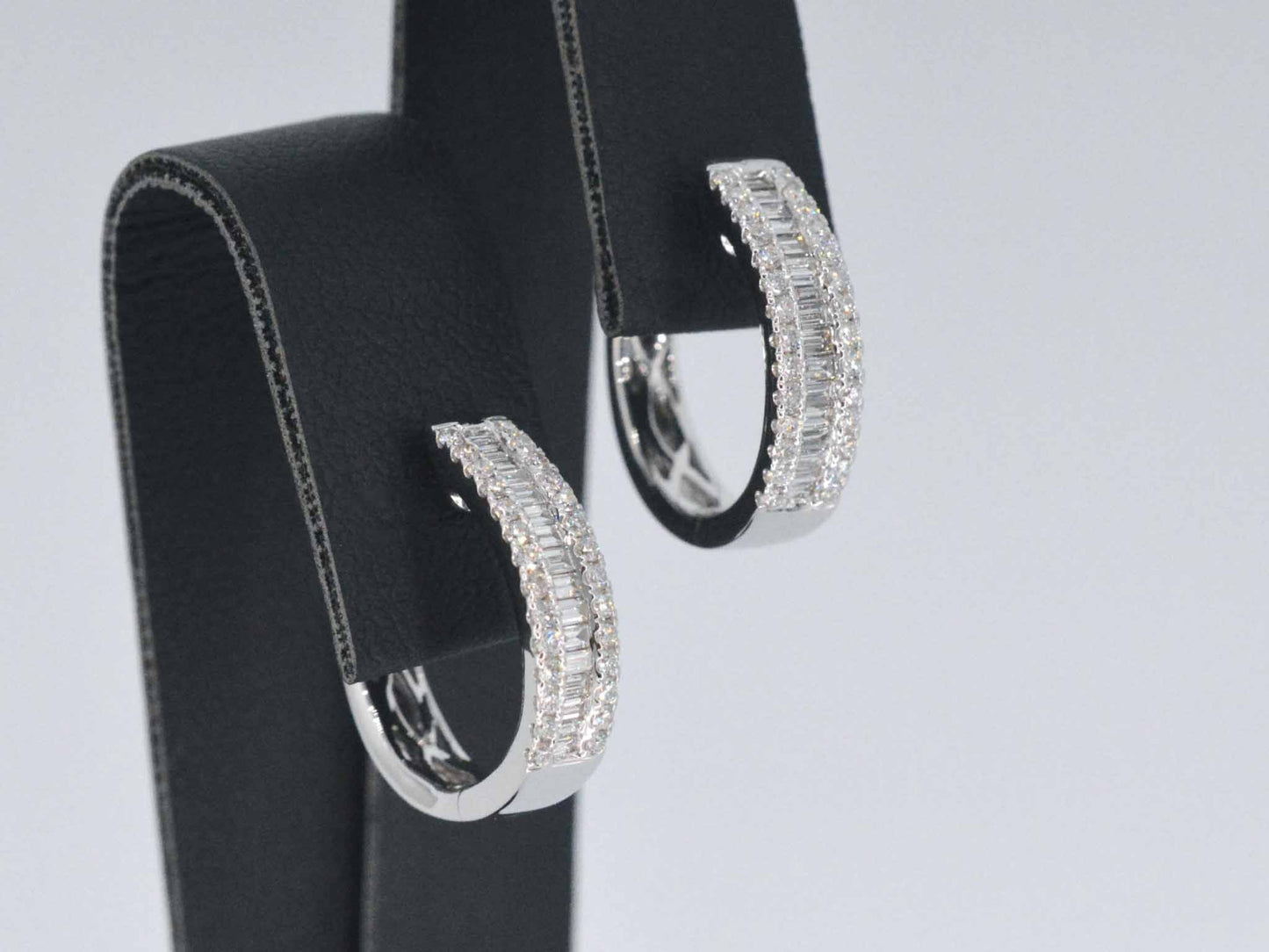 Witgouden creolen met diamanten
