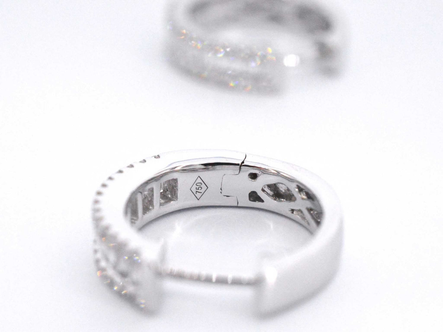 Witgouden creolen met diamanten