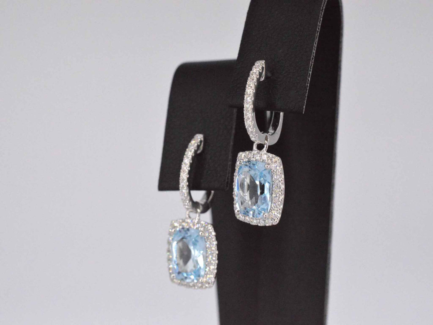 Witgouden entourage oorbellen met grote topazen en diamanten 1145-1