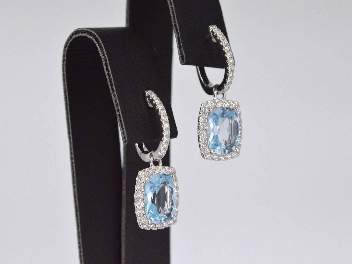 Witgouden entourage oorbellen met grote topazen en diamanten 1145-2