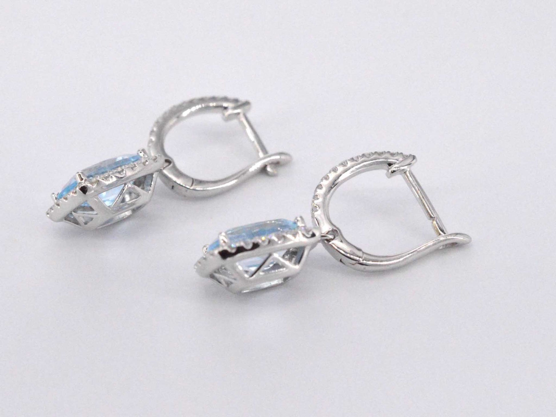 Witgouden entourage oorbellen met grote topazen en diamanten 1145-4