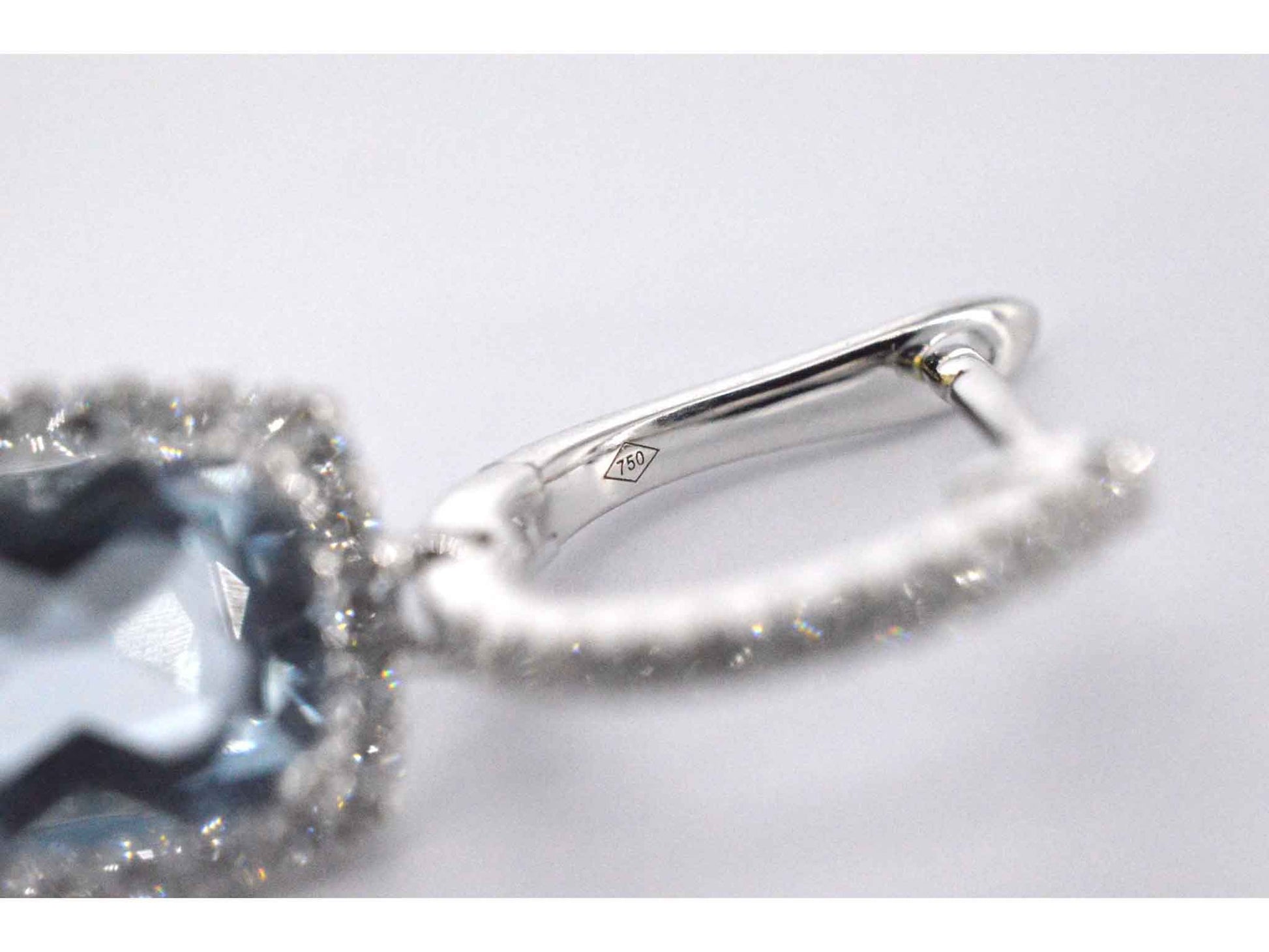 Witgouden entourage oorbellen met grote topazen en diamanten 1145-5