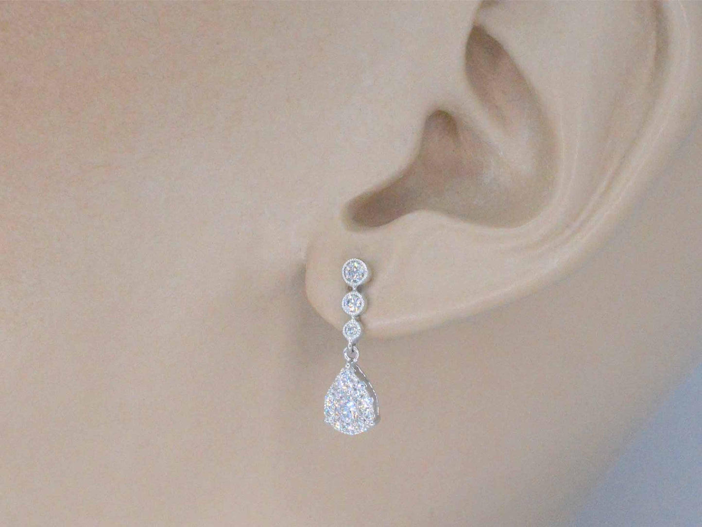 Witgouden druppelvormige oorhangers met diamanten