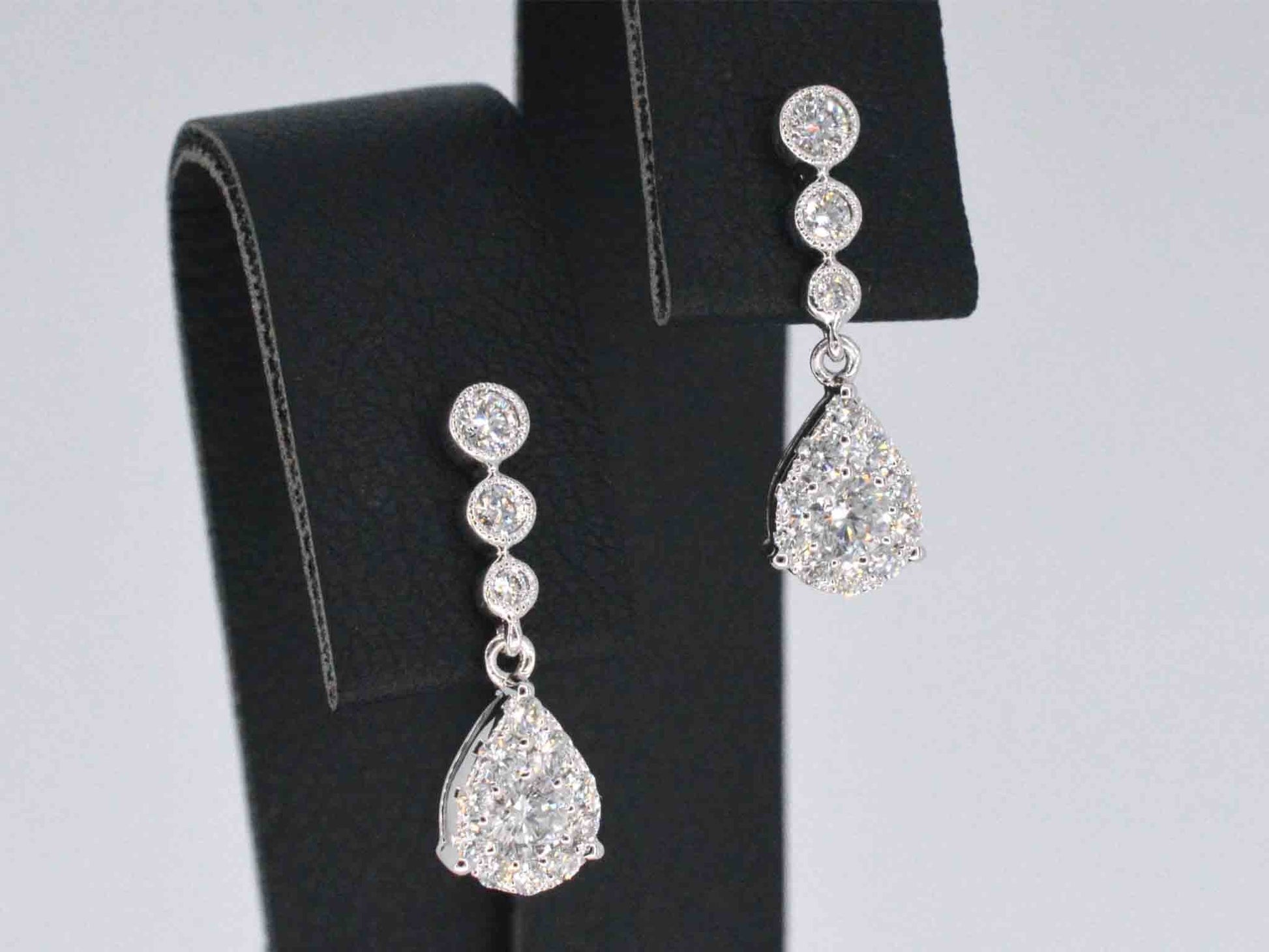 Witgouden druppelvormige oorhangers met diamanten 1147-2