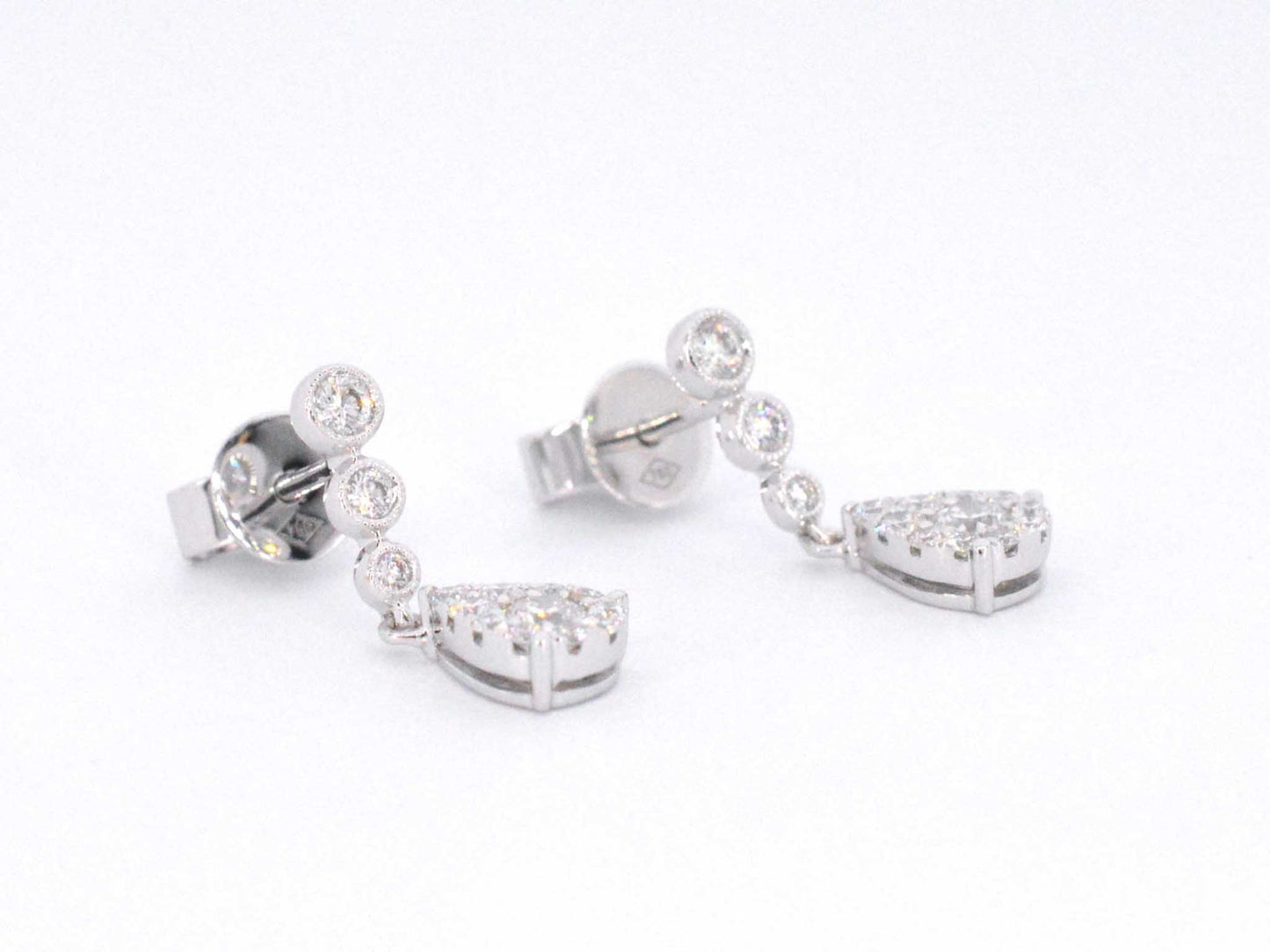 Witgouden druppelvormige oorhangers met diamanten 1147-3